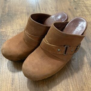 Ugg size 7 leather boho clogs with buckle
